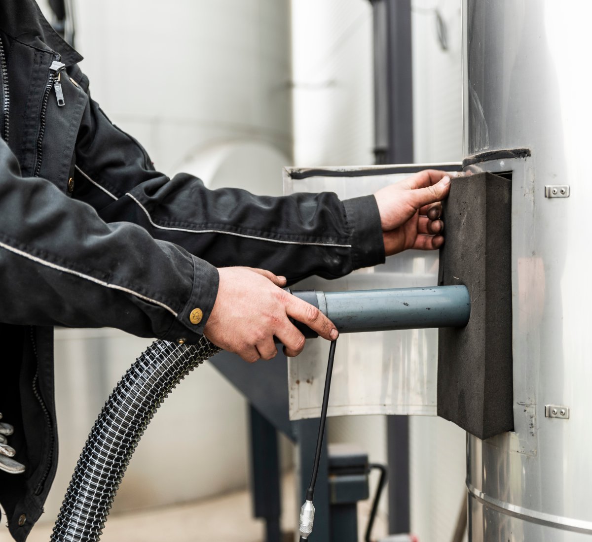 Schornsteinfeger prüft Abgaswerte